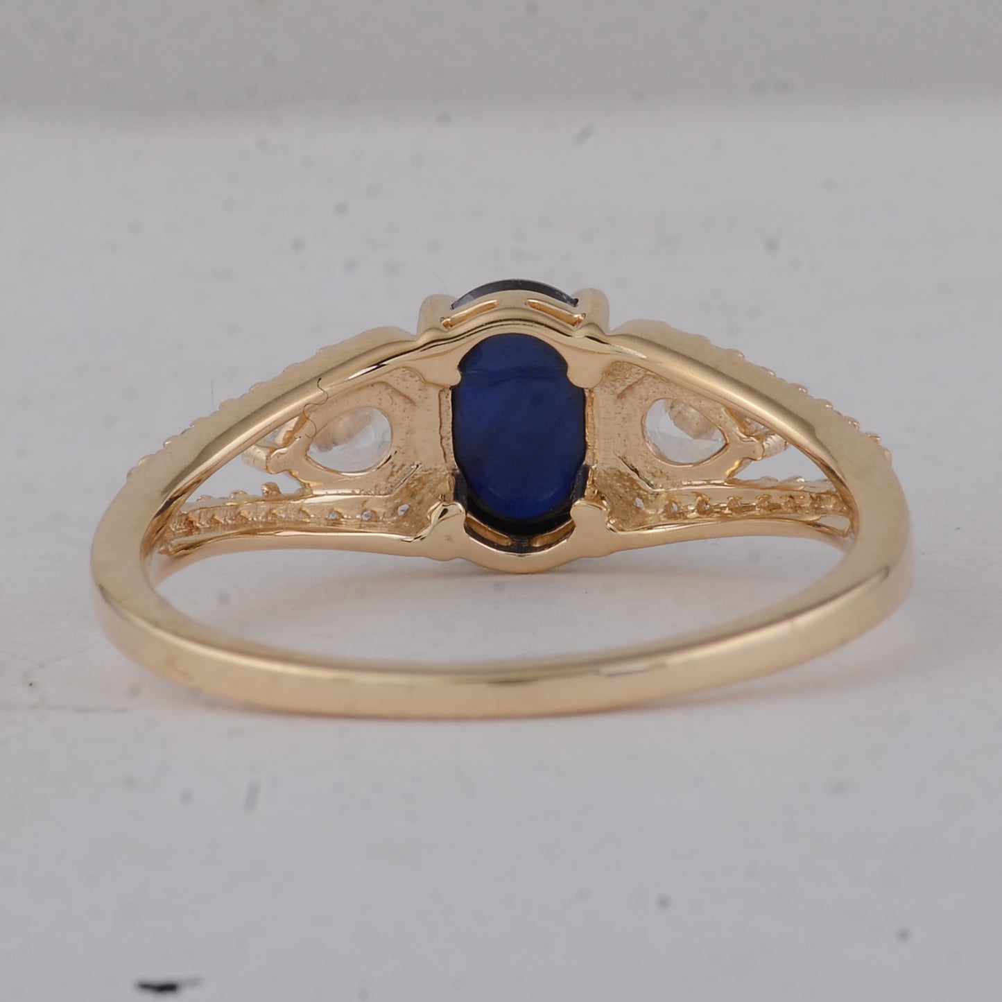 1.75 Ct Oval Sapphire 9K Gold Ring