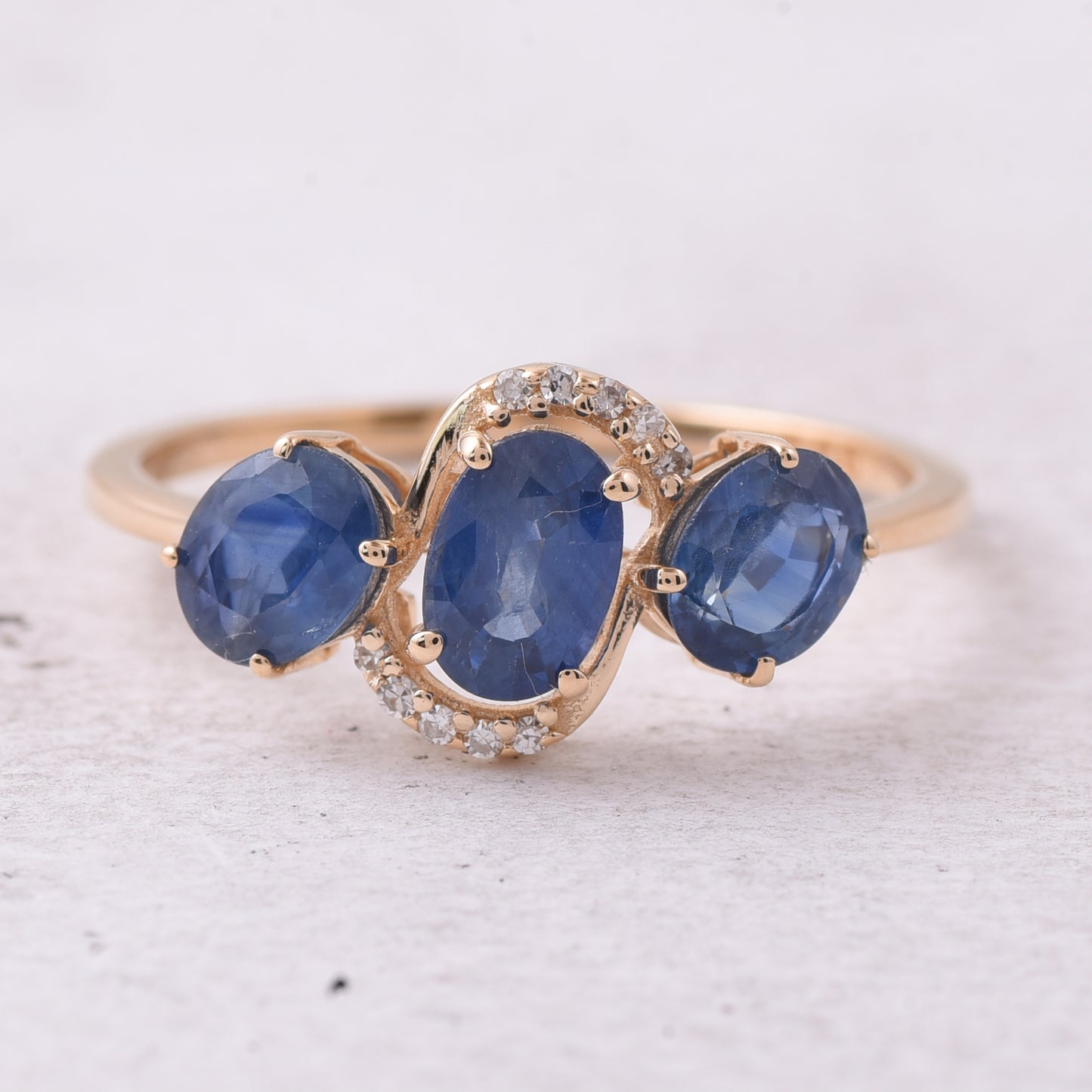 1.75 Ct Oval Natural Sapphire 14K Gold Ring