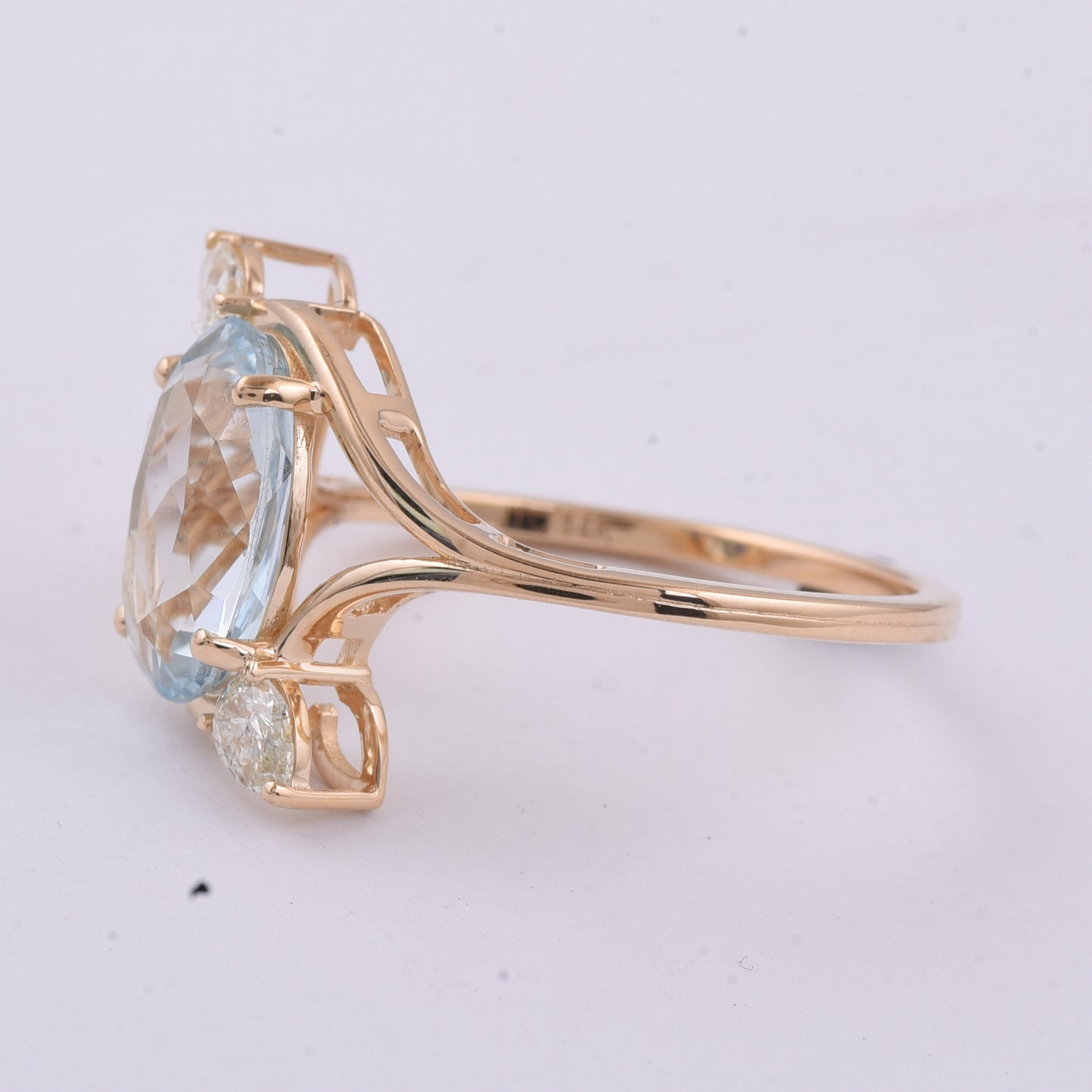 2.48 Ct Oval Natural Aquamarine 14K Gold Ring