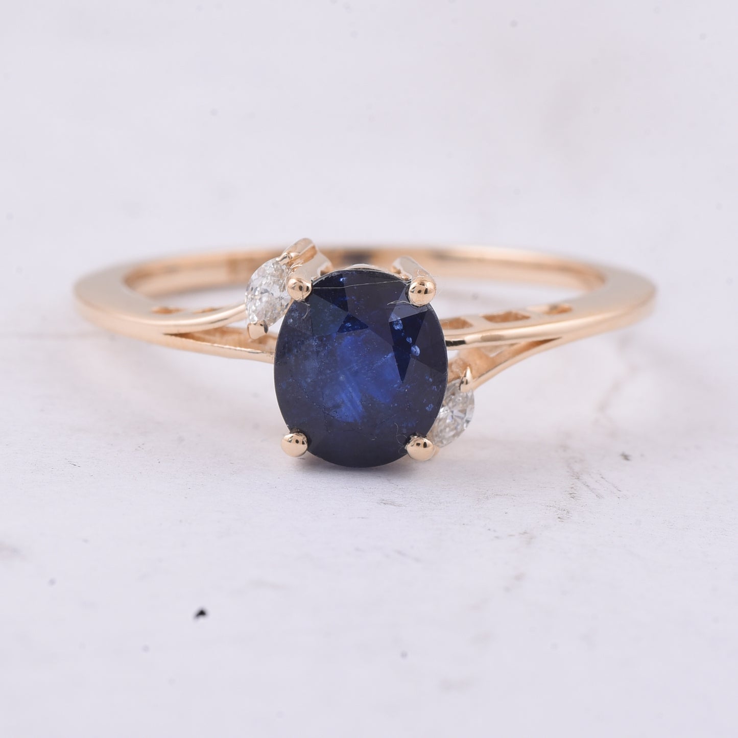 1.87 Ct Oval Natural Sapphire 14K Gold Ring