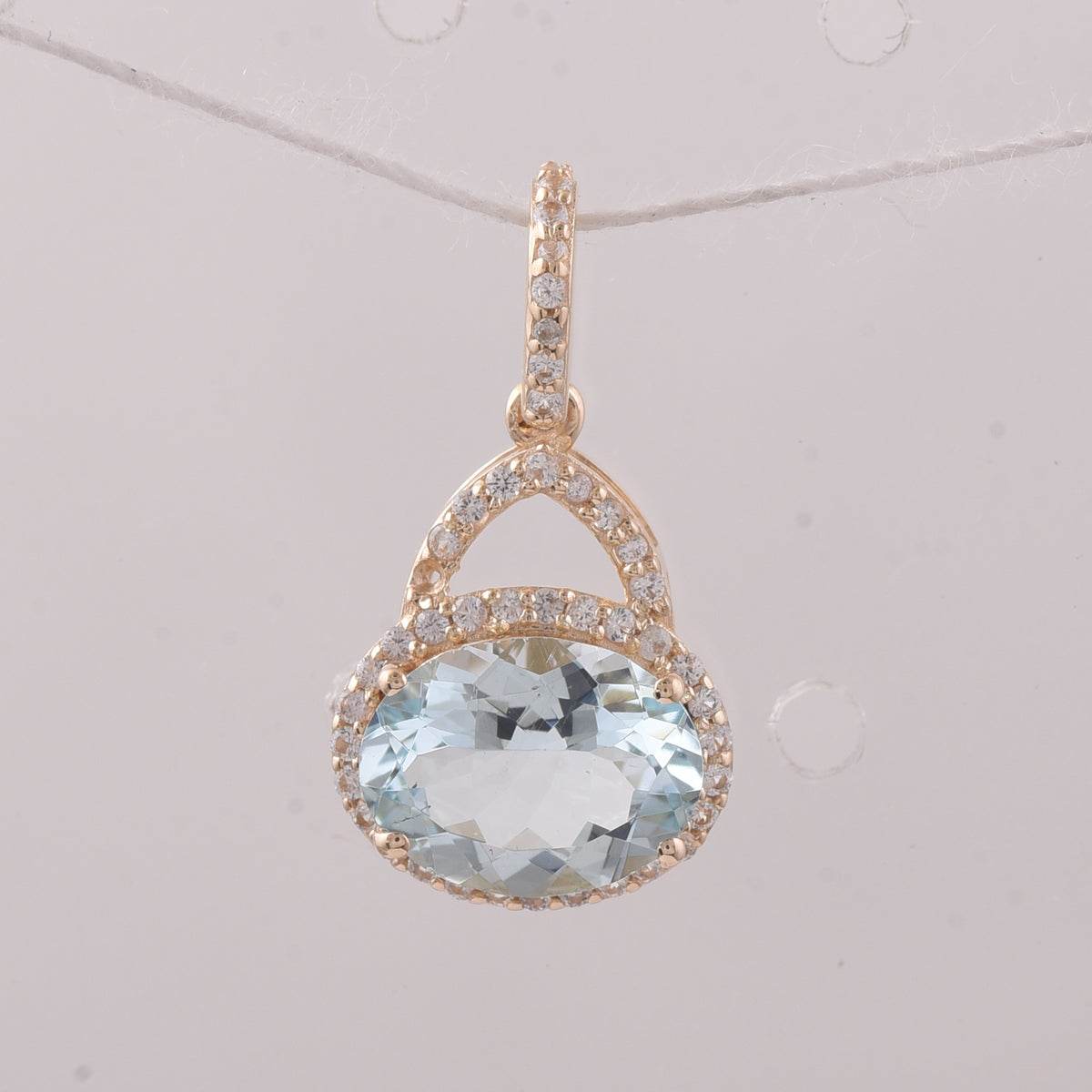 1.30 Ct Oval Aquamarine 9K Gold Pendant