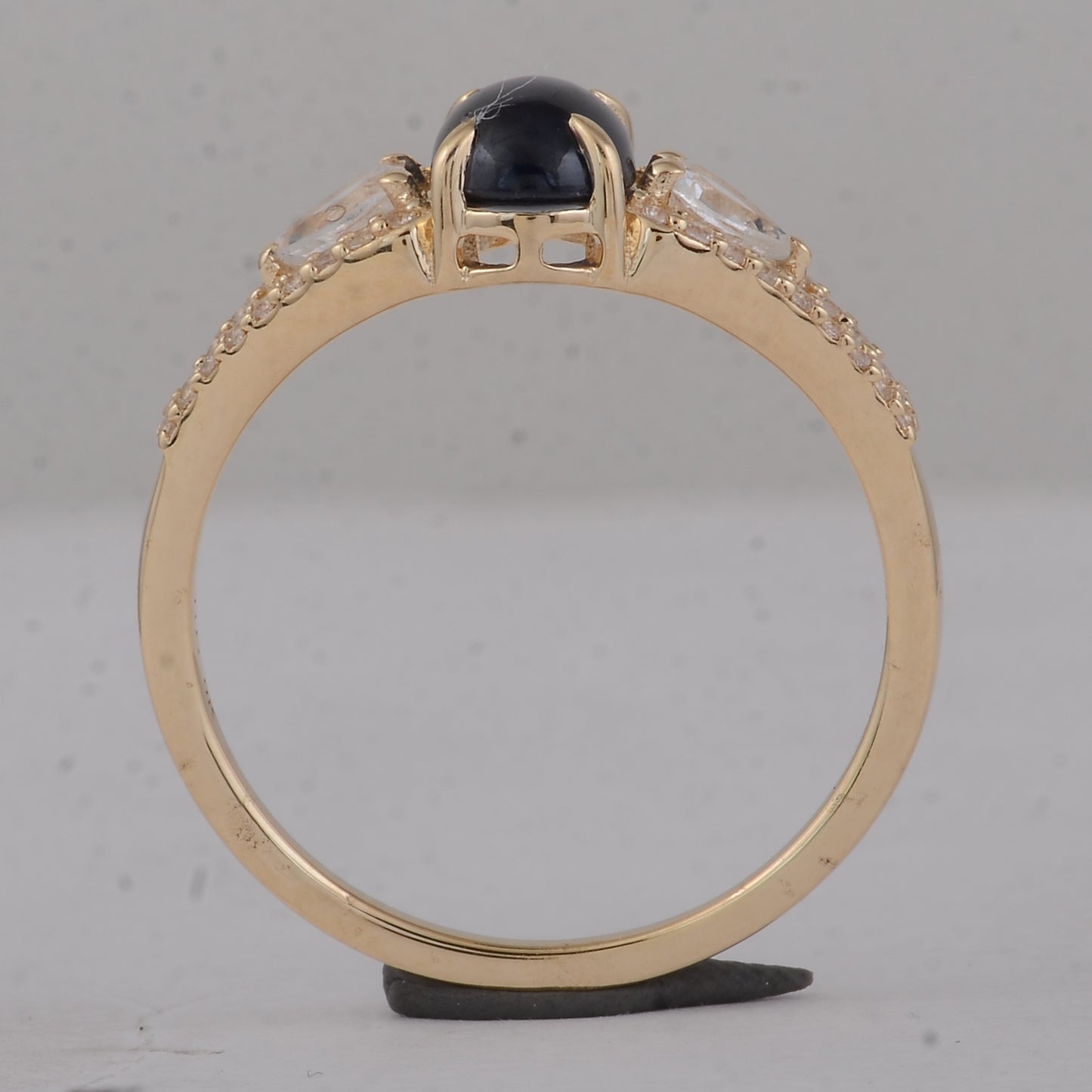 1.75 Ct Oval Sapphire 9K Gold Ring