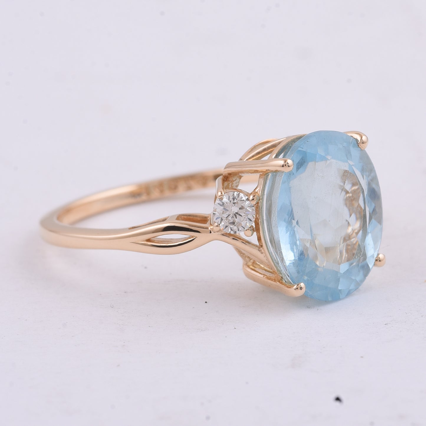 3.58 Ct Oval Natural Aquamarine 14K Gold Ring