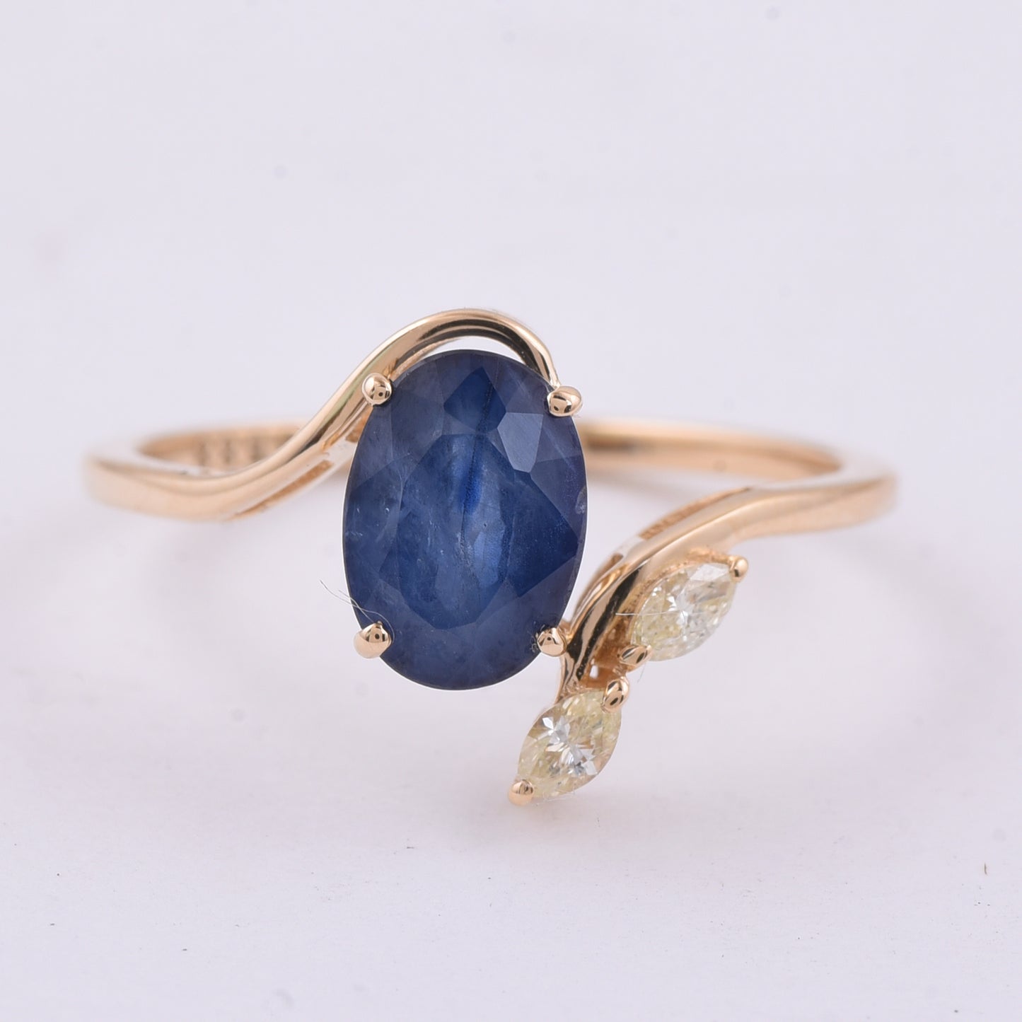 1.84 Ct Oval Natural Sapphire 14K Gold Ring