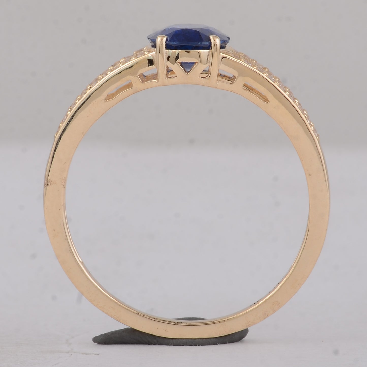 1.32 Ct Oval Sapphire 9K Gold Ring