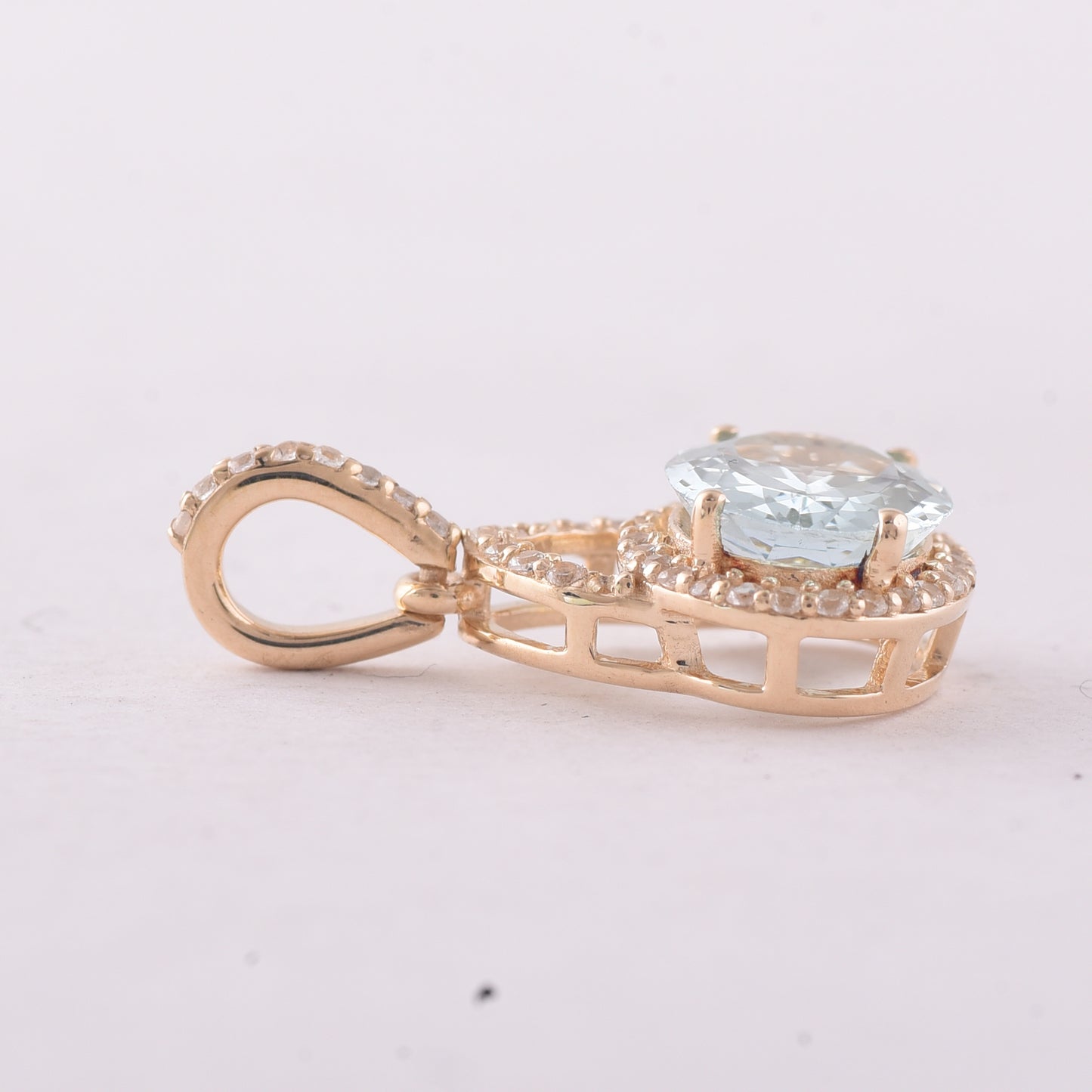 1.30 Ct Oval Aquamarine 9K Gold Pendant