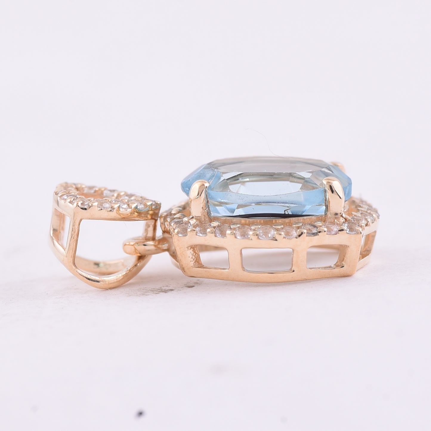1.55 Ct Oval Blue Topaz 9K Gold Pendant