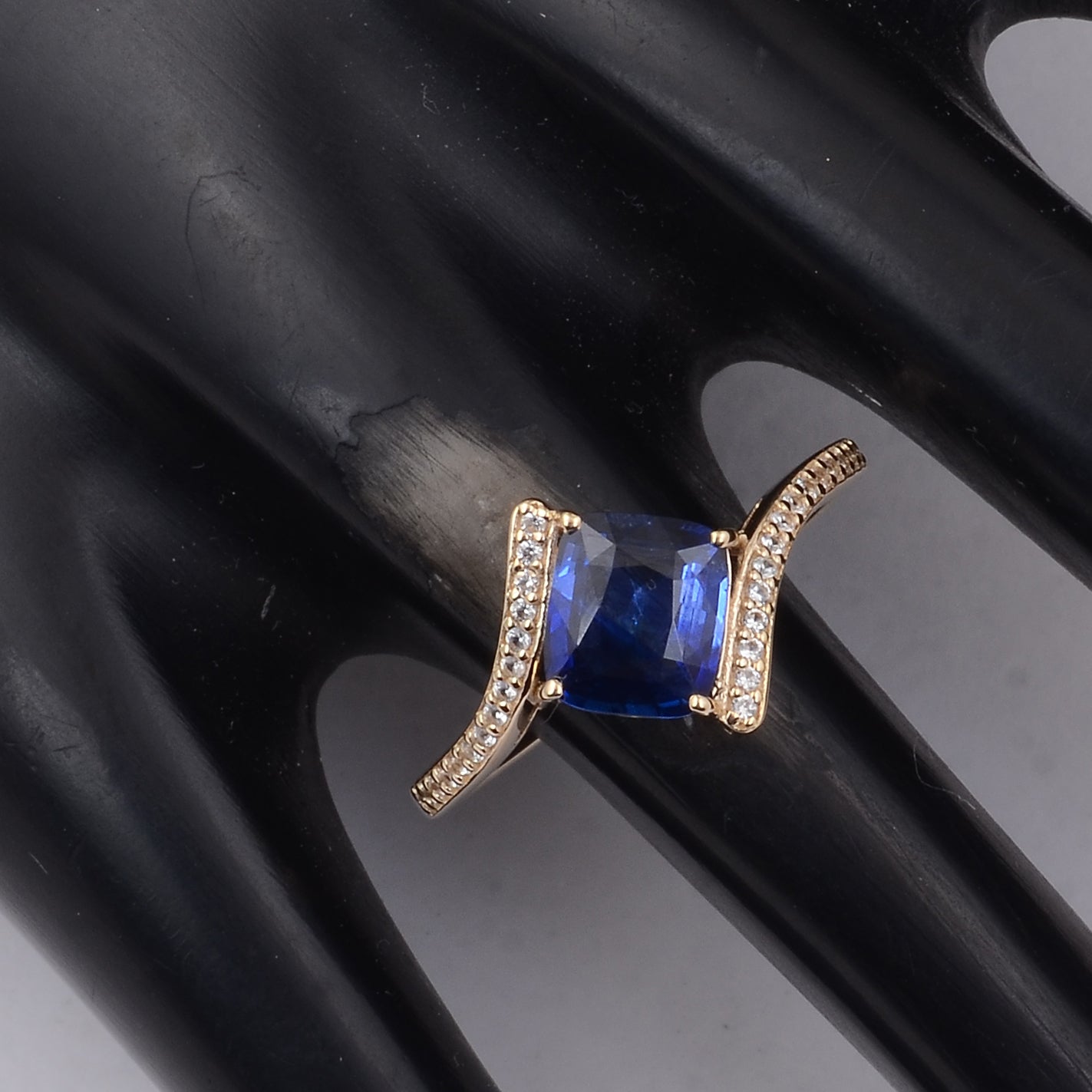 1.65 Ct Cushion Sapphire 9K Gold Ring